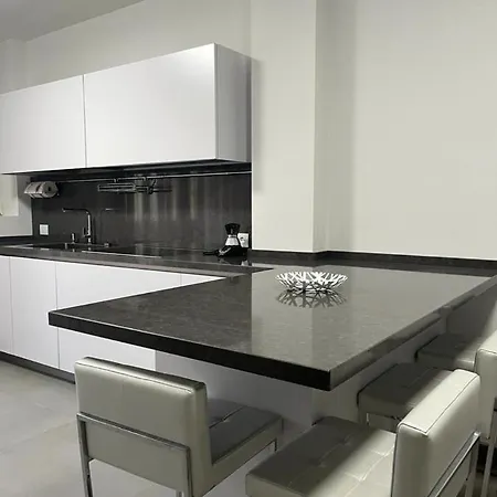 아파트 Modern And Spacious With View. *