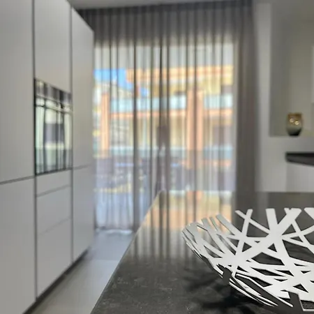 Modern And Spacious With View. * 加利波利